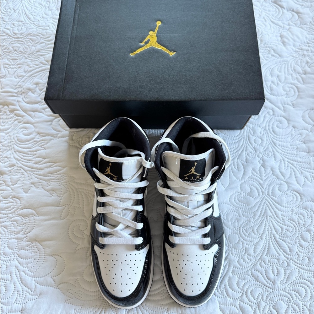 Air Jordan 1 Mid Black/Gold Patent Leather – 7Y (Women’s 8.5)